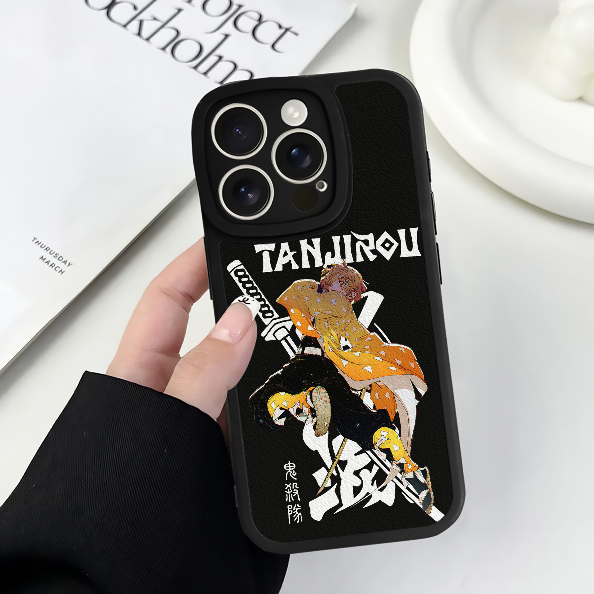 （画像用） 鬼滅の刃（きめつのやいば）我妻 善逸／あがつま ぜんいつ Agatsuma Zenitsu 【iPhone 16シリーズ対応】シリコンスマホケース（レザー調） 材質：シリコン